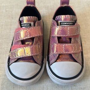 Converse sneaker size 5. Velcro pink color. used